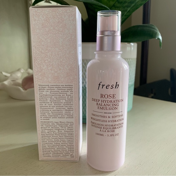 fresh Rose & Hyaluronic Acid Lightweight Moisturizer - Picture 7 of 9